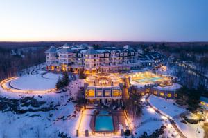 una vista aérea de un gran edificio en la nieve en JW Marriott The Rosseau Muskoka Resort & Spa, en Minett