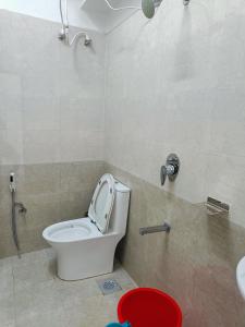 La salle de bains est pourvue de toilettes et d'un lavabo. dans l'établissement Zen Vista, à Valparai