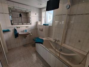 een badkamer met een bad en een wastafel bij Abschalten und Urlaub machen im Herzen der Rhön in Münnerstadt