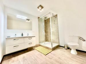 Uma casa de banho em Soultz Centre - Wifi Fibre - Terrasse - Garage 2 places - Netflix