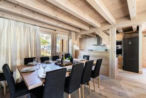 a kitchen and dining room with a table and chairs at Résidence Saint Joseph - Chalets pour 11 Personnes 294 in Val-d'Isère