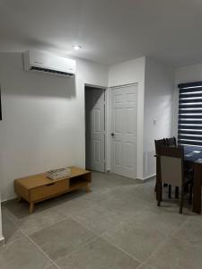 un salon avec une table et une chambre avec une porte dans l'établissement Departamento en nuevo altata, à Altata