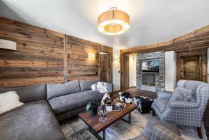 a living room with a couch and two chairs at Résidence Petit Alaska - 5 Pièces pour 8 Personnes 684 in Val-d'Isère