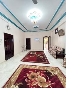 - un salon avec un tapis à l'étage dans l'établissement River view, à Jazīrat al ‘Awwāmīyah