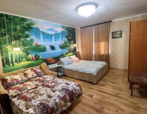 ein Schlafzimmer mit einem Bett und einem Wandgemälde in der Unterkunft Затишна, домашня 43м в тихому зеленому місці Поруч Центральний парк Університет in Irpin