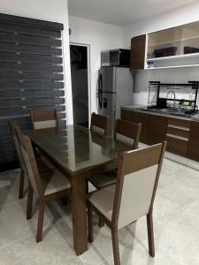- une table à manger et des chaises dans la cuisine dans l'établissement Departamento en nuevo altata, à Altata