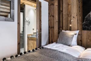 a bedroom with a bed and a sink and a mirror at Residence La Canadienne - 5 Pièces pour 8 Personnes 624 in Val-d'Isère