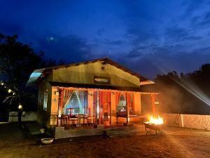uma pequena casa com uma lareira em frente em My Mom's Village 70 Kms from Ayodhya em Phūlpur