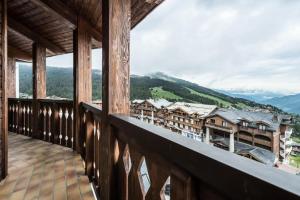 a balcony with a view of a mountain at Résidence Les Cimes Blanches - Studio pour 5 Personnes 494 in Courchevel