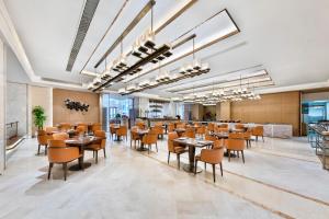 une grande salle à manger avec des tables et des chaises dans l'établissement Kare Hotel,Qianhai,Shenzhen, à Shenzhen