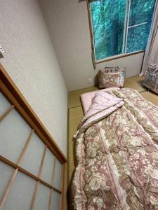een kleine slaapkamer met een bed en een raam bij MYKARIN - Vacation STAY 39160v in Nasu-yumoto