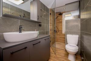 Bathroom sa Pelagio apart 2 by homebrain