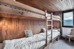 a bedroom with two bunk beds in a cabin at Résidence Lou Rei - 3 Pièces pour 6 Personnes 434 in Courchevel