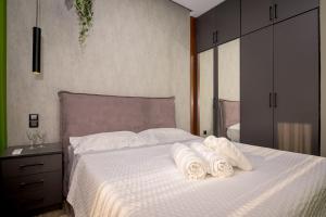 - une chambre avec un lit et 2 serviettes dans l'établissement Pelagio apart 2 by homebrain, à Alexandroúpolis
