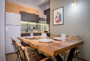 cocina con mesa de madera y nevera en Pelagio apart 2 by homebrain en Alejandrópolis