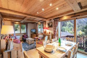 una sala da pranzo con tavolo e sedie e un soggiorno di Résidence Hameau De La Blaitiere - 3 Pièces pour 6 Personnes 674 a Chamonix-Mont-Blanc