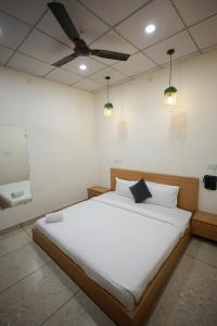 Postel nebo postele na pokoji v ubytování Hotel Sagar Rutba