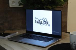 L'Atelier 57 - Votre meublé authentique !的电视和/或娱乐中心
