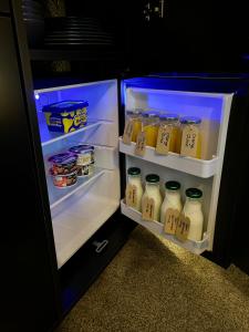 einem offenen Kühlschrank mit Milch und Orangensaft in der Unterkunft The Sapling in Delabole