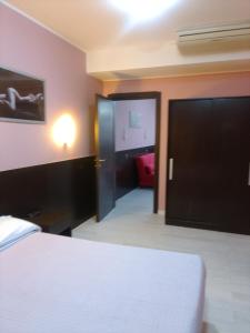 una camera d'albergo con un letto e una porta di Hotel motel residence Gonzaga a Cantello
