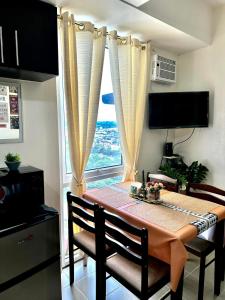 TV a/nebo společenská místnost v ubytování 2BR Kasara Residences - near C5, Pasig, Ortigas, Taguig