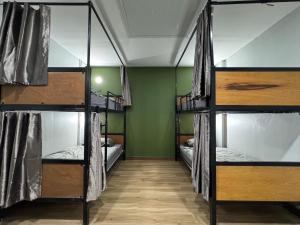 norndee hostel في أرانيابراثيت: غرفة بها أربعة أسرة بطابقين في غرفة