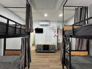 norndee hostel客房内的一张或多张床位