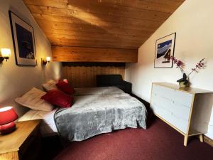 a bedroom with a bed and a wooden ceiling at Résidence Geffriand - Pièces 944 in Levassaix