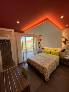 Llit o llits en una habitació de Mongibello Palace B&B