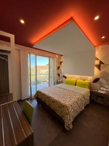 Llit o llits en una habitació de Mongibello Palace B&B