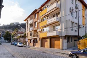 an apartment building on the side of a street at Mirela Guest Apartment in Veliko Tŭrnovo