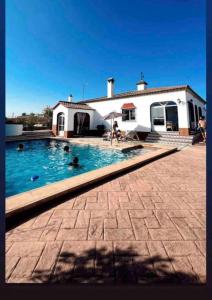 uma casa com uma piscina em frente em Casa con piscina privada em Sevilha