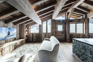 a living room with wooden ceilings and a tv at Résidence Nanook - Chalets pour 15 Personnes 444 in Saint-Martin-de-Belleville