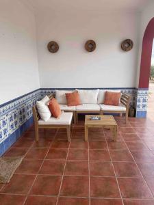 uma sala de estar com dois sofás e uma mesa em Casa con piscina privada em Sevilha