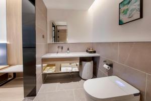 uma casa de banho com um WC e um lavatório em Yifang Apartment Guangzhou em Guangzhou