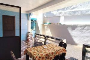 uma sala de jantar com uma mesa e cadeiras num quarto em Lemon House em Puerto Galera