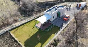 een luchtfoto van een huis met een vrachtwagen erin bij The house in the nature in Urgup