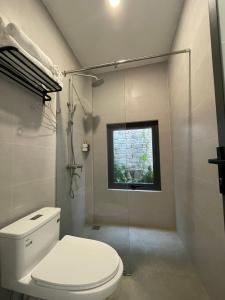 une salle de bain avec toilettes et douche en verre dans l'établissement Coco Villa-đảo Phú Quý, à Cu Lao Thu
