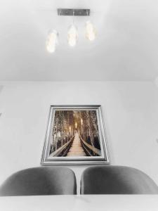dos sillas sentadas en una mesa con una foto en C & A Suites - Athos Suite, en Káthikas