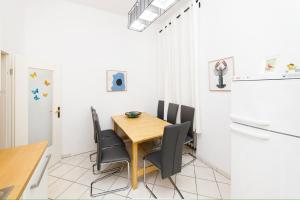 a dining room with a wooden table and chairs at Great Central City Apartments Mitte Museumsinsel in Berlin
