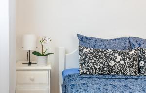 een slaapkamer met een blauw bed en een zwart-wit kussen bij Beautiful 2 bed apartment in Paphos Cyprus in Paphos City