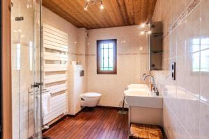 La salle de bains est pourvue d'un lavabo, de toilettes et d'une fenêtre. dans l'établissement Chalet L'ourson Blanc Morzine - 3 Pièces pour 6 Personnes 514, à Morzine