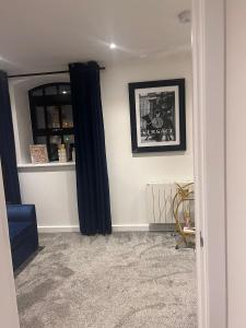 una sala de estar con una cortina negra en la pared en Versace The Malt House, en Burton upon Trent