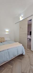 Schlafzimmer mit einem Bett und einer Glaswand in der Unterkunft La casa di Cry in Cagliari