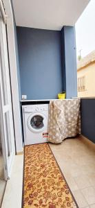 een wasmachine in een kamer met een tapijt bij La casa di Cry in Cagliari
