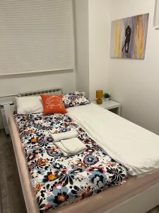 1 Schlafzimmer mit einem Bett mit Blumendecke in der Unterkunft Ludberga in Ludbreg