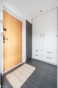um quarto vazio com uma porta e um tapete em Atlas Arena Green Studio em Lódź