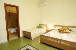Un pat sau paturi într-o cameră la Luana Inn Holiday