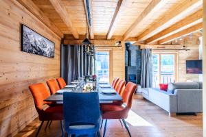 une salle à manger avec une grande table et des chaises dans l'établissement Chalet La Passionata - Chalets pour 8 Personnes 154, à Morzine