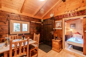 a dining room with a table and a bed in a cabin at Résidence Les Balluts - 3 Pièces pour 4 Personnes 164 in Morzine
